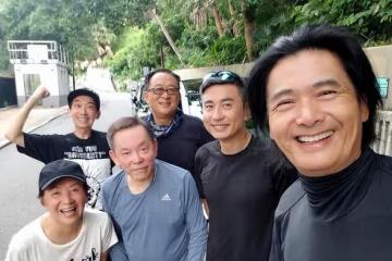 周潤發做好人好事,幫店主一家人拍攝全家福,還留下簽名照