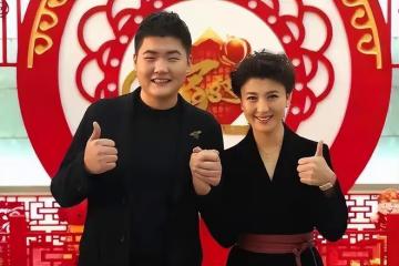 閆學晶孫子滿月，兒媳婦穿露腰裝拍全家福，小腹突出仍有待恢復