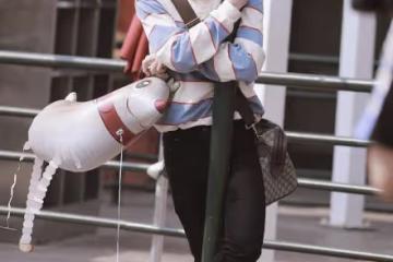23歲男愛豆被曝塌房!深夜與高挑女子牽手約會,開心扭屁股遛彎