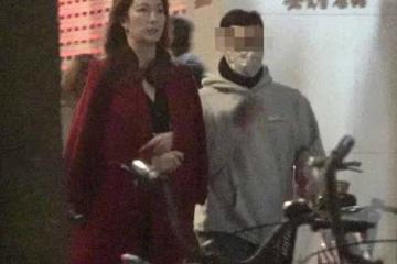 43歲女星被曝出軌!大街上與異性親密摟抱同回住宅,結婚才兩年