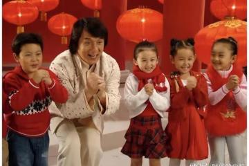 她6歲被成龍抱著上春晚,卻因長相被罵退圈出國,如今她長什麼樣