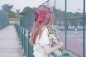 24歲女碩士去世，因為染粉色頭髮被網暴，被萬人羞辱造黃謠