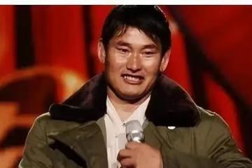 大衣哥：商演唱歌失誤，鞠躬道歉哽咽不已，下台痛哭直言沒臉吃飯