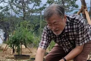 卸任後的文在寅:頭髮稀疏花白,坐在路邊吃泡麵,仿佛老了20歲