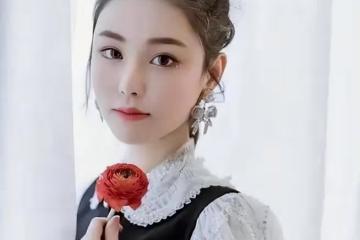 蔡天鳳前婆婆正面照曝光，戴翡翠項鍊和兒子一起慶祝生日