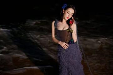 迪麗熱巴在沙灘上拍大片，穿低領裝大肆展示曲線美，被指太招搖了