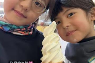 賈靜雯到美國陪大女兒度假，母女同框似閨蜜，梧桐妹被曝赴美留學