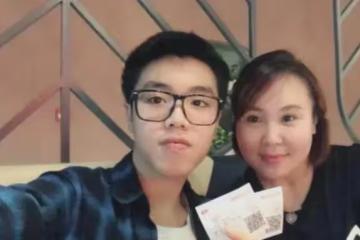 劉能:送小兒子出國留學,強忍淚水,與前妻的大兒子已經結婚生子