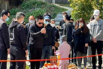 蔡天鳳父母到案發地拜祭,請法師扎紙人送別女兒最後一程