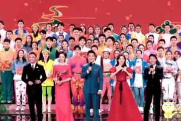 鄧超首次上春晚激動跳出畫面，孫儷喊話冷靜點，網友：社交牛逼症