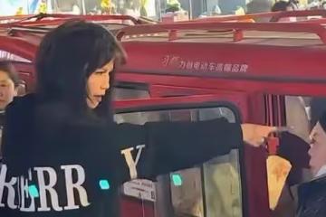 16歲網紅打人女孩身份被扒，拉架男孩慘被網暴，已向女方同伴道歉