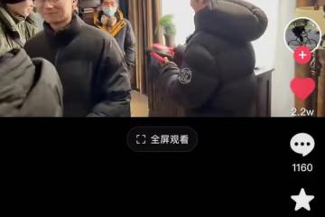 黃曉明離婚後劇組過年!捧一大摞紅包挨個發,彎腰拜年謙遜又帥氣