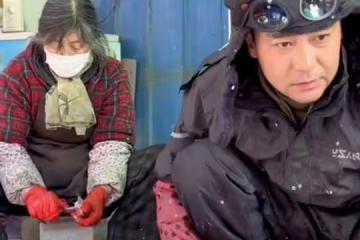 40歲知名演員無戲拍賣魚近一年！殺魚熟練沾滿污垢，稱喜歡現在生活
