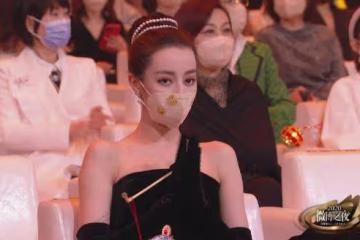 迪麗熱巴身穿雞毛裙，搭配短髮新造型，比瑪麗蓮夢露都時尚