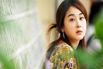 44歲女明星和60歲公公十指緊扣，26歲老公靠邊站，網友：刷新三觀