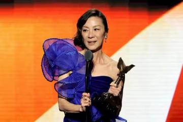 楊紫瓊擊敗緋聞女友凱特,獲美國電影最佳主角,又親又抱無懼非議