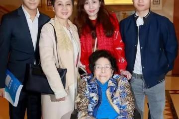梁安琪送別姑媽何婉鴻之後,帶兒何猷亨一起出席電影開機儀式