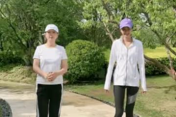 閆學晶帶兒媳婦室外跳操!兒媳穿緊身褲秀長腿,容顏姣好也是演員
