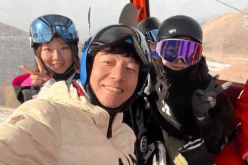 撒貝寧與尼格買提結伴滑雪，小撒與女粉絲燦笑合影，小尼鬍子拉碴