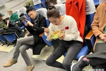 央視春晚後台吃飯:穎兒低調不張揚,賈冰會心一笑,藝人有多滿足