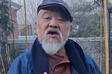 68歲李琦在北京擺攤賣烤串！鬍子拉碴不修邊幅，50元一串引熱議