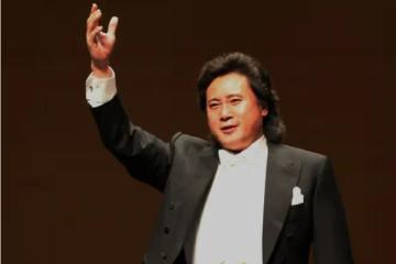 59歲歌唱家戴玉強遭網暴，母親後事他開心笑，將喪禮辦得像演唱會