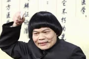 他是「最醜男人選舉冠軍」，卻擁有上億身價，他的兒子顏值卻亮了