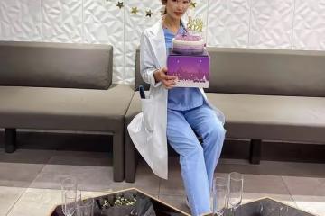 53歲童顏牙醫比基尼私照曝光，女兒：看到媽媽的身材照差點暈過去......