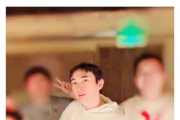 王思聰撇下小女友獨自現身網紅生日會,喝20萬紅酒穿6000元T恤