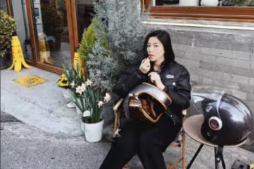 朱珠撇下女兒過二人世界，和老公騎摩托，塗口紅補妝被丈夫偷拍
