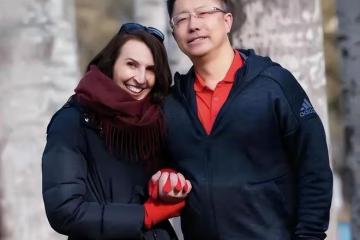 瘋狂英語創始人李陽官宣生子，為嬌妻洗腳要做好丈夫，曾家暴前妻