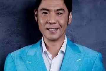 歌手屠洪剛：三個孩子三個媽，為繼子送走親兒子，母親至死沒原諒他