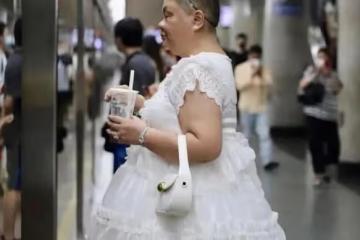 上海50歲公主走紅,長相酷似林允,愛穿洛麗塔,網友直呼:沒眼看