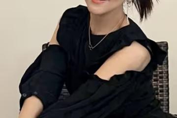 何音加拿大慶女神節,穿露肩裙品紅酒,20歲黃博遠五官長相似媽媽