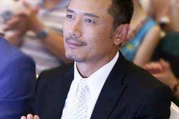 苗僑偉曬照為子慶生，28歲苗俊罕見出鏡，被曝有交往六年富貴女友
