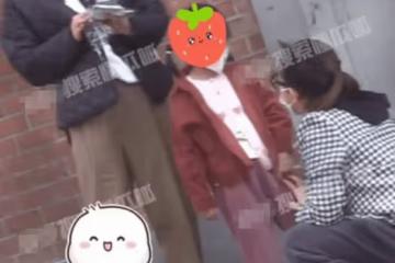 萬茜帶女兒出門學藝，小姑娘扎羊角辮身高超媽媽腰部，愛粘著爸爸