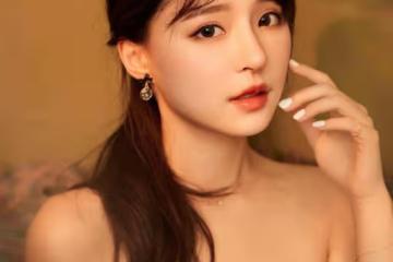 呆萌女神泳裝手機辣照解放　拍攝掌鏡者竟是「林志玲御用」超大咖！