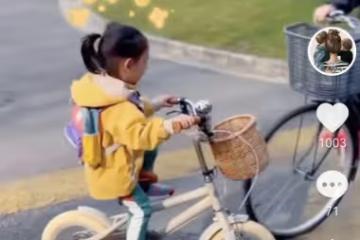 陳小春次子騎單車，扎馬尾像女孩兒，網友擔心會導致性別認知障礙