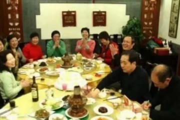 母親過壽，富兒子給套房，窮兒子空手來，母親掀翻桌子打跑富兒子