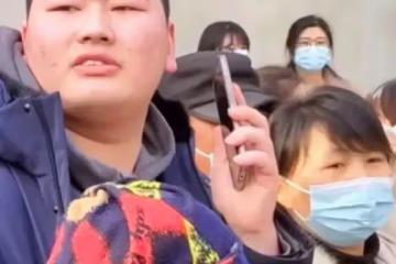 大衣哥家門口圍滿鄉親討要紅包，還被舉報疫情聚眾，過年也不消停