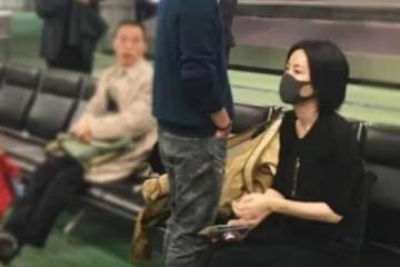 謝霆鋒王菲在機艙再被偶遇，疑坐經濟艙無懼被拍，男方呈現望妻眼