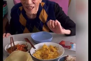 90歲楊少華宅家過年，一塊肉要夾3次動作顫顫巍巍，桌上香菸矚目