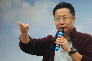 李陽喜得愛子後曬一家四口全家福，新婚妻子疑為二婚且帶了個女兒