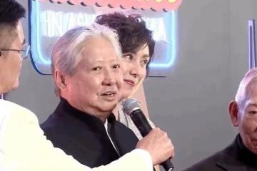 亞洲電影大獎紅毯，主持人表現劣評如潮，71歲洪金寶攜妻子亮相