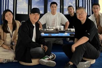 32歲星二代辦藝術展，黃渤、李誕、王大陸眾星助陣，張艾嘉笑開懷