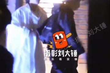 已婚光頭男星深夜酒吧約會美女,見狗仔鏡頭轉身就走,女子忙拉扯