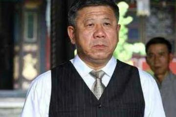 他因長得丑被發掘，現在比張嘉益還出名，老婆來頭非常大是副院長