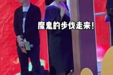 42歲倪虹潔現身，抬頭紋明顯額頭凹陷，同框中戲校花曾黎好養眼