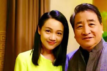 周群和姜昆合照惹爭議！女方舉止主動被指抱大腿，親密挽手令人遐想