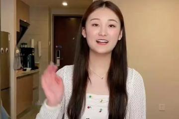 陳亞男帶媽媽開新店，全家人蹲在街頭等生意，有說有笑畫面挺溫馨